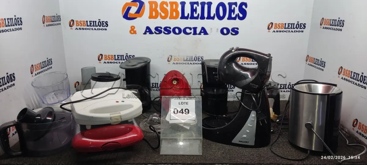 LOTE 049 - 02 SANDUICHEIRAS ELÉTRICAS, 01 TORRADEIRA, 02 CAFETEIRAS, 01 MÁQUINA DE FAZER SUCO, 01 BATEDEIRA INCOMPLETAS E VÁRIOS ACESSÓRIOS DE ELETRODOMÉSTICOS DIVERSOS. (NO ESTADO) ATENÇÃO! FAZER A VISITAÇÃO ANTES DE ARREMATAR, NÃO SABEMOS SE FUNCIONA, LEILÃO NÃO TEM GARANTIA E NEM DEVOLUÇÃO, SUJEITO A POSSÍVEIS AVARIAS VISÍVEIS/OCULTAS E/OU AUSÊNCIA DE COMPONENTES.