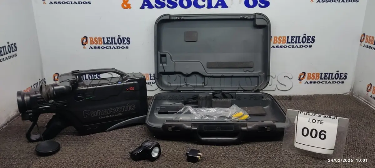 LOTE 006 - 01 FILMADORA VINTAGE COM CASE MODELO OMNIMOVIE VHS MARCA PANASONIC. (NO ESTADO) ATENÇÃO! FAZER A VISITAÇÃO ANTES DE ARREMATAR, NÃO SABEMOS SE FUNCIONA, LEILÃO NÃO TEM GARANTIA E NEM DEVOLUÇÃO, SUJEITO A POSSÍVEIS AVARIAS VISÍVEIS/OCULTAS E/OU AUSÊNCIA DE COMPONENTES.