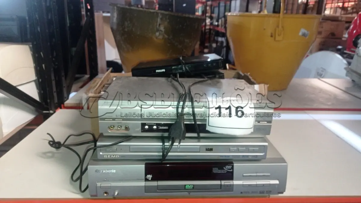 LOTE 116 - 01 APARELHO DE VÍDEO CASSETE, 04 APARELHOS DE DVD E 01 CAIXA COM GRANDE QUANTIDADE DE CD E DVD. (NO ESTADO) ATENÇÃO! FAZER A VISITAÇÃO ANTES DE ARREMATAR, NÃO SABEMOS SE FUNCIONA, LEILÃO NÃO TEM GARANTIA E NEM DEVOLUÇÃO, SUJEITO A POSSÍVEIS AVARIAS VISÍVEIS/OCULTAS E/OU AUSÊNCIA DE COMPONENTES.