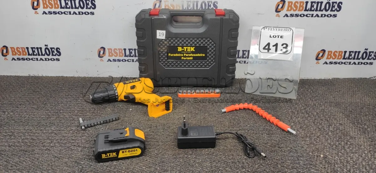 LOTE 413 - 01 PARAFUSADEIRA 36V A BATERIA COM MALETA E BITS (PRODUTO NOVO). (NO ESTADO) ATENÇÃO! FAZER A VISITAÇÃO ANTES DE ARREMATAR, NÃO SABEMOS SE FUNCIONA, LEILÃO NÃO TEM GARANTIA E NEM DEVOLUÇÃO, SUJEITO A POSSÍVEIS AVARIAS VISÍVEIS/OCULTAS E/OU AUSÊNCIA DE COMPONENTES.