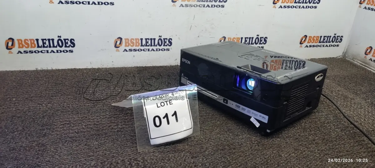 LOTE 011 - 01 PROJETOR MACA EPSON. (NO ESTADO) ATENÇÃO! FAZER A VISITAÇÃO ANTES DE ARREMATAR, NÃO SABEMOS SE FUNCIONA, LEILÃO NÃO TEM GARANTIA E NEM DEVOLUÇÃO, SUJEITO A POSSÍVEIS AVARIAS VISÍVEIS/OCULTAS E/OU AUSÊNCIA DE COMPONENTES.
