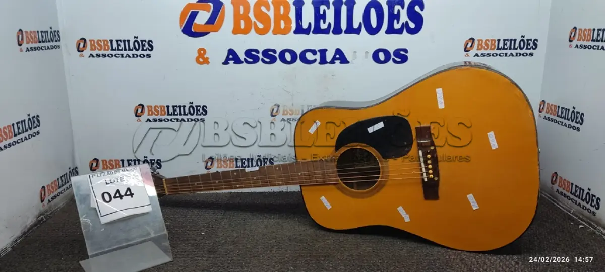 LOTE 044 - 01 VIOLÃO MARCA EL DEGAS. (NO ESTADO) ATENÇÃO! FAZER A VISITAÇÃO ANTES DE ARREMATAR, NÃO SABEMOS SE FUNCIONA, LEILÃO NÃO TEM GARANTIA E NEM DEVOLUÇÃO, SUJEITO A POSSÍVEIS AVARIAS VISÍVEIS/OCULTAS E/OU AUSÊNCIA DE COMPONENTES.
