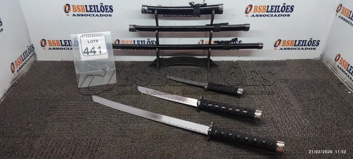 LOTE 441 - 03 ESPADAS KATANA ORNAMENTAL COM SUPORTE  ( PRODUTO NOVO). (NO ESTADO) ATENÇÃO! FAZER A VISITAÇÃO ANTES DE ARREMATAR, NÃO SABEMOS SE FUNCIONA, LEILÃO NÃO TEM GARANTIA E NEM DEVOLUÇÃO, SUJEITO A POSSÍVEIS AVARIAS VISÍVEIS/OCULTAS E/OU AUSÊNCIA DE COMPONENTES.
