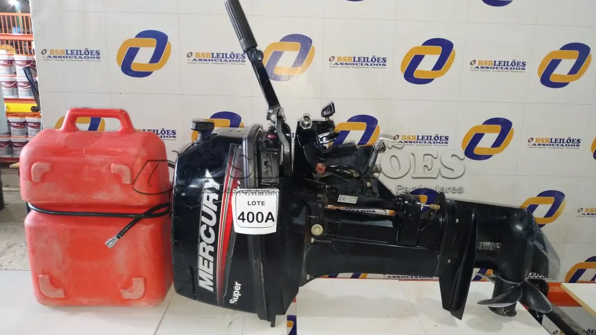 LOTE 400A - 01 MOTOR DE POPA 15 HP, 11.0 KW, 40.8 KG, 90 LB MODELO 1015203EL NÚMERO DE SÉRIE ON403503 MARCA MERCURY01 TANQUE DE GASOLINA PORTATIL DE 25L MARCA QUICKSILVER. ( FUNCIONANDO) (NO ESTADO) ATENÇÃO! FAZER A VISITAÇÃO ANTES DE ARREMATAR,  LEILÃO NÃO TEM GARANTIA.