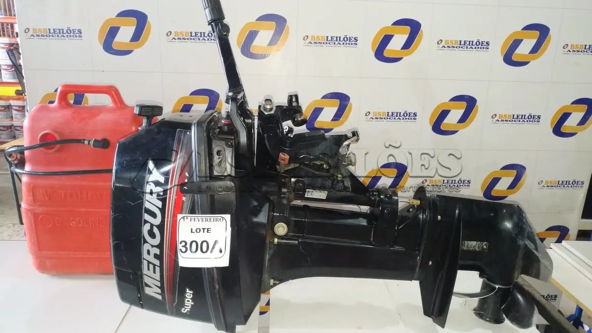 LOTE 300A - 01 MOTOR DE POPA 15 HP, 11.0 KW, 40.8 KG, 90 LB MODELO 1015203EL NÚMERO DE SÉRIE ON403514 MARCA MERCURY TANQUE DE GASOLINA PORTATIL DE 25L MARCA TOHATSU. (FUNCIONANDO)(NO ESTADO) ATENÇÃO! FAZER A VISITAÇÃO ANTES DE ARREMATAR,  LEILÃO NÃO TEM GARANTIA.