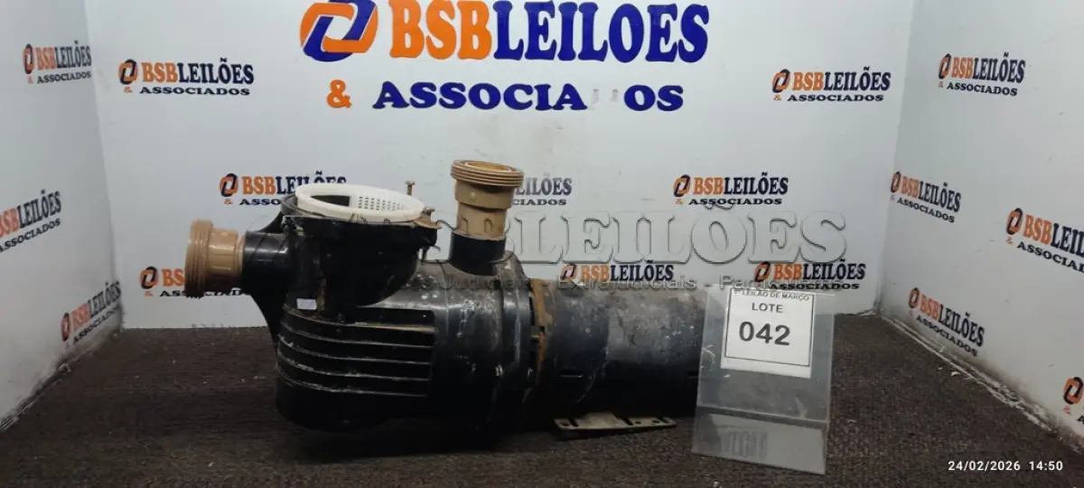 LOTE 042 - 01 BOMBA COM PRÉ-FILTRO PARA PISCINA. (NO ESTADO) ATENÇÃO! FAZER A VISITAÇÃO ANTES DE ARREMATAR, NÃO SABEMOS SE FUNCIONA, LEILÃO NÃO TEM GARANTIA E NEM DEVOLUÇÃO, SUJEITO A POSSÍVEIS AVARIAS VISÍVEIS/OCULTAS E/OU AUSÊNCIA DE COMPONENTES.