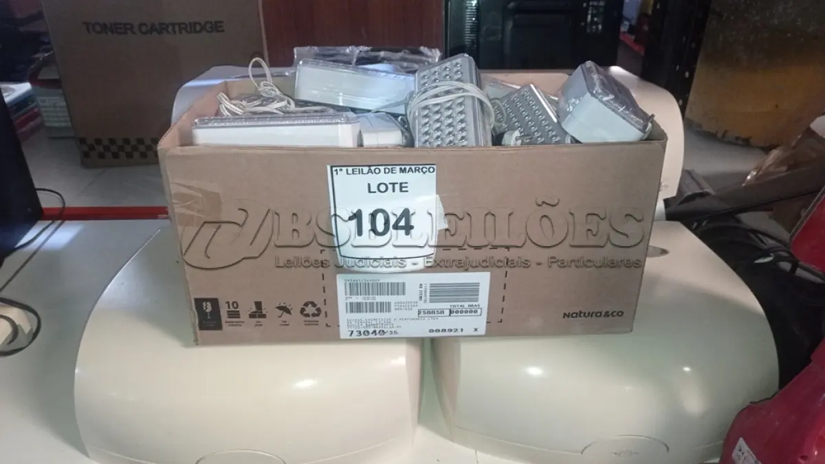 LOTE 104 - 06 DISPENSES DE PAPEL E 01 CAIXA COM VÁRIAS LUMINÁRIAS DE EMERGÊNCIA. (NO ESTADO) ATENÇÃO! FAZER A VISITAÇÃO ANTES DE ARREMATAR, NÃO SABEMOS SE FUNCIONA, LEILÃO NÃO TEM GARANTIA E NEM DEVOLUÇÃO, SUJEITO A POSSÍVEIS AVARIAS VISÍVEIS/OCULTAS E/OU AUSÊNCIA DE COMPONENTES.