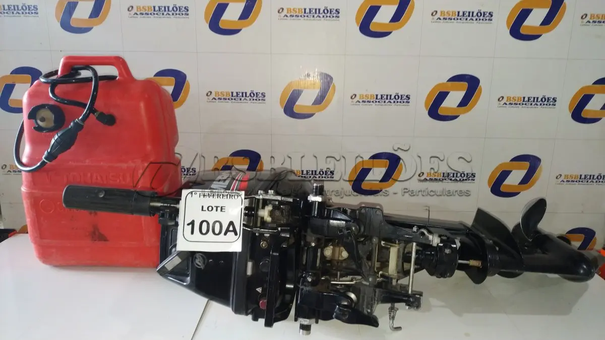 LOTE 100A - 01 MOTOR DE POPA 15 HP, 11.0 KW, 40.8 KG, 90 LB MODELO 1015203EL NÚMERO DE SÉRIE ON403506 MARCA MERCURY E 01 TANQUE DE GASOLINA PORTATIL DE 25L MARCA TOHATSU. (FUNCIONANDO)(NO ESTADO) ATENÇÃO! FAZER A VISITAÇÃO ANTES DE ARREMATAR,  LEILÃO NÃO TEM GARANTIA.