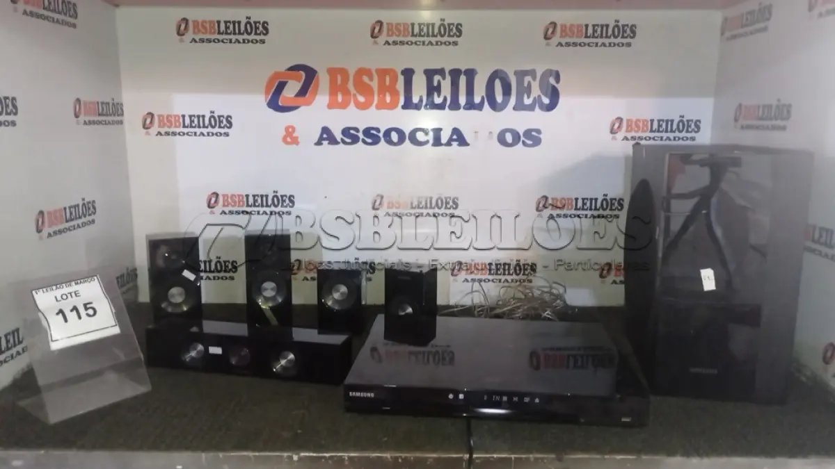 LOTE 115 - 01 BLU-RAY PLAYER COM 05 CAIXAS DE SOM MARCA SAMSUNG. (NO ESTADO) ATENÇÃO! FAZER A VISITAÇÃO ANTES DE ARREMATAR, NÃO SABEMOS SE FUNCIONA, LEILÃO NÃO TEM GARANTIA E NEM DEVOLUÇÃO, SUJEITO A POSSÍVEIS AVARIAS VISÍVEIS/OCULTAS E/OU AUSÊNCIA DE COMPONENTES.