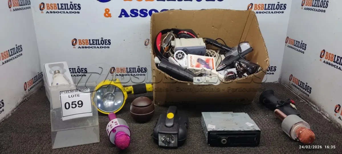 LOTE 059 - 01 CAIXA COM VÁRIAS CAIXINHAS DE SOM, FONES DE OUVIDO, MOUSES, SOM AUTOMOTIVO, WEB CÂMERAS E PERIFÉRICOS DIVERSOS. (NO ESTADO) ATENÇÃO! FAZER A VISITAÇÃO ANTES DE ARREMATAR, NÃO SABEMOS SE FUNCIONA, LEILÃO NÃO TEM GARANTIA E NEM DEVOLUÇÃO, SUJEITO A POSSÍVEIS AVARIAS VISÍVEIS/OCULTAS E/OU AUSÊNCIA DE COMPONENTES.