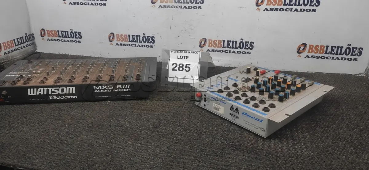 LOTE 285 - 02 MESAS DE SOM MARCA ONEAL E CICLOTRON. (NO ESTADO) ATENÇÃO! FAZER A VISITAÇÃO ANTES DE ARREMATAR, NÃO SABEMOS SE FUNCIONA, LEILÃO NÃO TEM GARANTIA E NEM DEVOLUÇÃO, SUJEITO A POSSÍVEIS AVARIAS VISÍVEIS/OCULTAS E/OU AUSÊNCIA DE COMPONENTES.