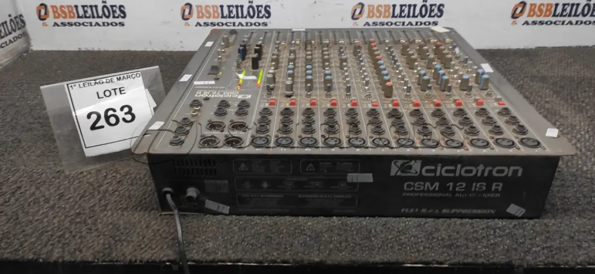 LOTE 263 - 01 MESA DE SOM MODELO CSM 12 IS R MARCA CICLOTRON. (NO ESTADO) ATENÇÃO! FAZER A VISITAÇÃO ANTES DE ARREMATAR, NÃO SABEMOS SE FUNCIONA, LEILÃO NÃO TEM GARANTIA E NEM DEVOLUÇÃO, SUJEITO A POSSÍVEIS AVARIAS VISÍVEIS/OCULTAS E/OU AUSÊNCIA DE COMPONENTES.