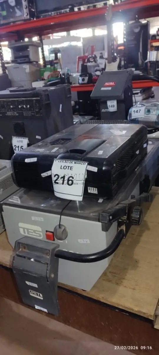 LOTE 216 - 02 RETROPROJETORES E 01 PROJETOR MARCA DIEBOLD. (NO ESTADO) ATENÇÃO! FAZER A VISITAÇÃO ANTES DE ARREMATAR, NÃO SABEMOS SE FUNCIONA, LEILÃO NÃO TEM GARANTIA E NEM DEVOLUÇÃO, SUJEITO A POSSÍVEIS AVARIAS VISÍVEIS/OCULTAS E/OU AUSÊNCIA DE COMPONENTES.