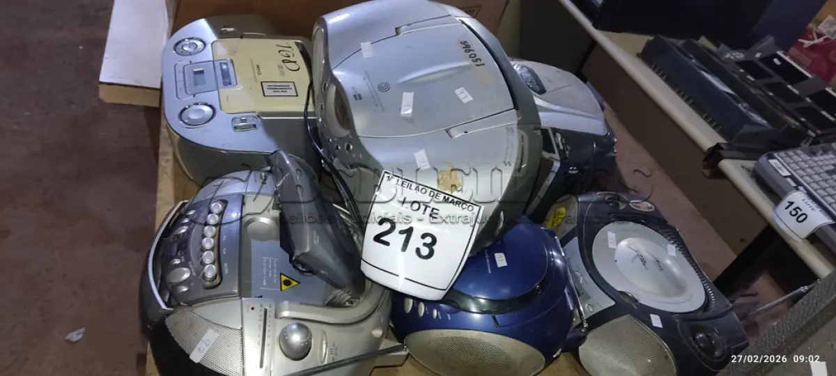 LOTE 213 - 07 APARELHOS DE SOM PORTÁTEIS DE MARCAS E MODELOS DIVERSOS. (NO ESTADO) ATENÇÃO! FAZER A VISITAÇÃO ANTES DE ARREMATAR, NÃO SABEMOS SE FUNCIONA, LEILÃO NÃO TEM GARANTIA E NEM DEVOLUÇÃO, SUJEITO A POSSÍVEIS AVARIAS VISÍVEIS/OCULTAS E/OU AUSÊNCIA DE COMPONENTES.