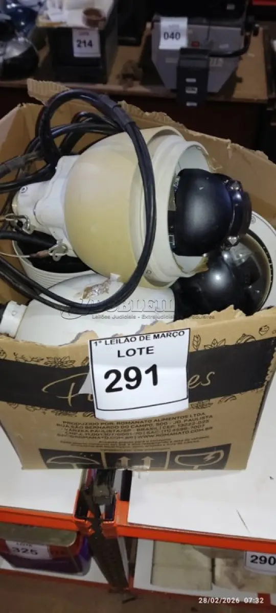 LOTE 291 - 04 CÂMERAS TIPO DOME PARA RETIRA DE PEÇAS. (NO ESTADO) ATENÇÃO! FAZER A VISITAÇÃO ANTES DE ARREMATAR, NÃO SABEMOS SE FUNCIONA, LEILÃO NÃO TEM GARANTIA E NEM DEVOLUÇÃO, SUJEITO A POSSÍVEIS AVARIAS VISÍVEIS/OCULTAS E/OU AUSÊNCIA DE COMPONENTES.