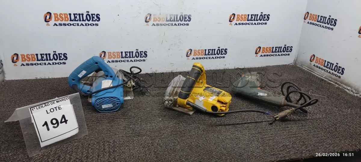 LOTE 194 - 01 FURADEIRA DE IMPACTO MARCA BLACK DECKER, 02 SERRAS MÁRMORES 220V SENDO 01 MARCA VONDER. (NO ESTADO) ATENÇÃO! FAZER A VISITAÇÃO ANTES DE ARREMATAR, NÃO SABEMOS SE FUNCIONA, LEILÃO NÃO TEM GARANTIA E NEM DEVOLUÇÃO, SUJEITO A POSSÍVEIS AVARIAS VISÍVEIS/OCULTAS E/OU AUSÊNCIA DE COMPONENTES.