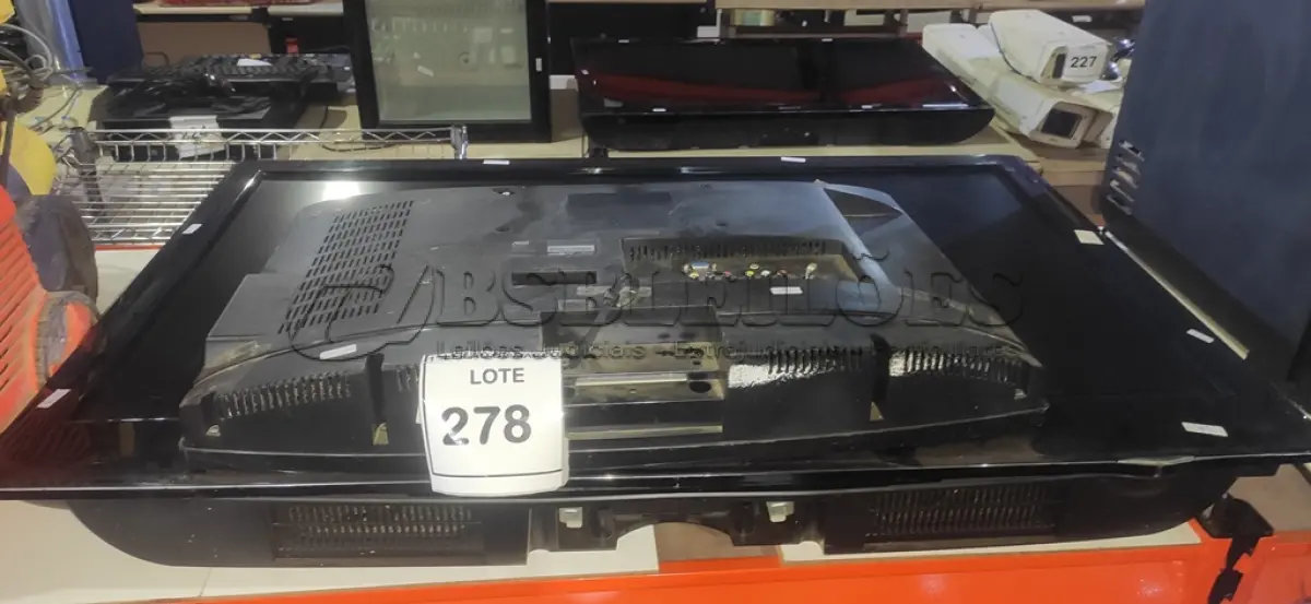 LOTE 278 - 01 TV LCD 26’’ MARCA AOC E 01 TV LCD 42’’ MARCA LG. (NO ESTADO) ATENÇÃO! FAZER A VISITAÇÃO ANTES DE ARREMATAR, NÃO SABEMOS SE FUNCIONA, LEILÃO NÃO TEM GARANTIA E NEM DEVOLUÇÃO, SUJEITO A POSSÍVEIS AVARIAS VISÍVEIS/OCULTAS E/OU AUSÊNCIA DE COMPONENTES.