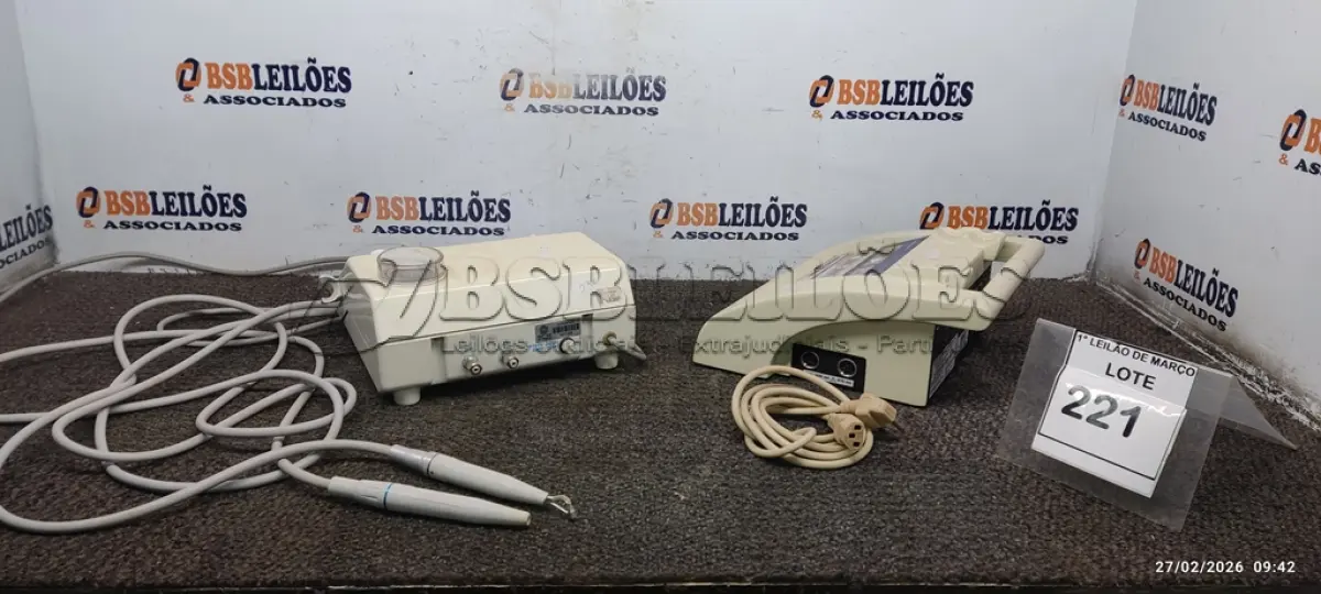 LOTE 221 - 01 EQUIPAMENTO DE ULTRASSOM ODONTOLÓGICO E 01 EQUIPAMENTO DE LASERTERAPIA. (NO ESTADO) ATENÇÃO! FAZER A VISITAÇÃO ANTES DE ARREMATAR, NÃO SABEMOS SE FUNCIONA, LEILÃO NÃO TEM GARANTIA E NEM DEVOLUÇÃO, SUJEITO A POSSÍVEIS AVARIAS VISÍVEIS/OCULTAS E/OU AUSÊNCIA DE COMPONENTES.