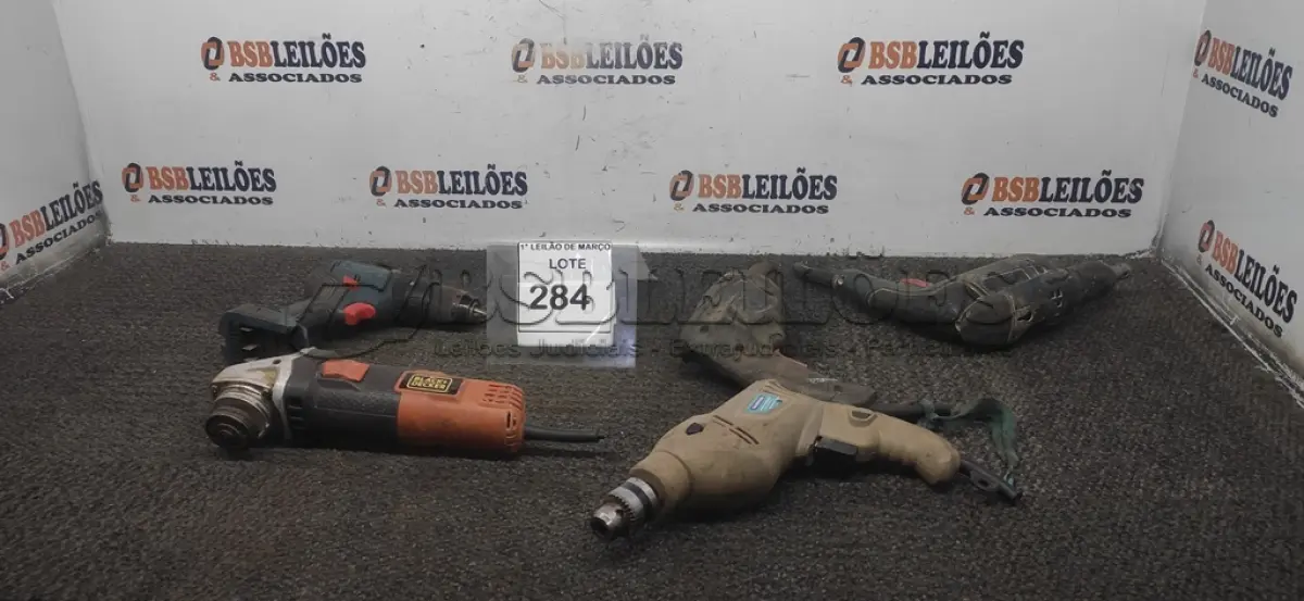 LOTE 284 - 03 FURADEIRAS, 01 PARAFUSADEIRA, 01 LIXADEIRA (INCOMPLETAS). (NO ESTADO) ATENÇÃO! FAZER A VISITAÇÃO ANTES DE ARREMATAR, NÃO SABEMOS SE FUNCIONA, LEILÃO NÃO TEM GARANTIA E NEM DEVOLUÇÃO, SUJEITO A POSSÍVEIS AVARIAS VISÍVEIS/OCULTAS E/OU AUSÊNCIA DE COMPONENTES.
