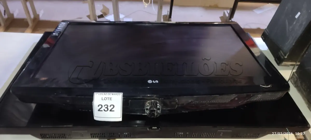 LOTE 232 - 01 TV LCD 42’’ MARCA LG E 01 TV LCD 55’ AOC. (NO ESTADO) ATENÇÃO! FAZER A VISITAÇÃO ANTES DE ARREMATAR, NÃO SABEMOS SE FUNCIONA, LEILÃO NÃO TEM GARANTIA E NEM DEVOLUÇÃO, SUJEITO A POSSÍVEIS AVARIAS VISÍVEIS/OCULTAS E/OU AUSÊNCIA DE COMPONENTES.