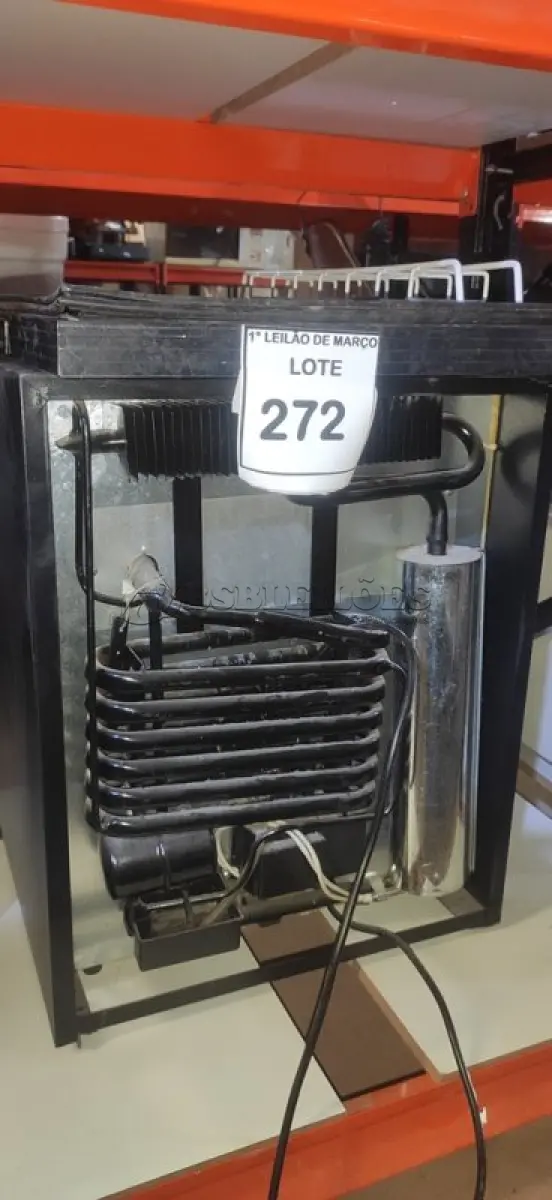 LOTE 272 - 01 FRIGOBAR. (NO ESTADO) ATENÇÃO! FAZER A VISITAÇÃO ANTES DE ARREMATAR, NÃO SABEMOS SE FUNCIONA, LEILÃO NÃO TEM GARANTIA E NEM DEVOLUÇÃO, SUJEITO A POSSÍVEIS AVARIAS VISÍVEIS/OCULTAS E/OU AUSÊNCIA DE COMPONENTES.