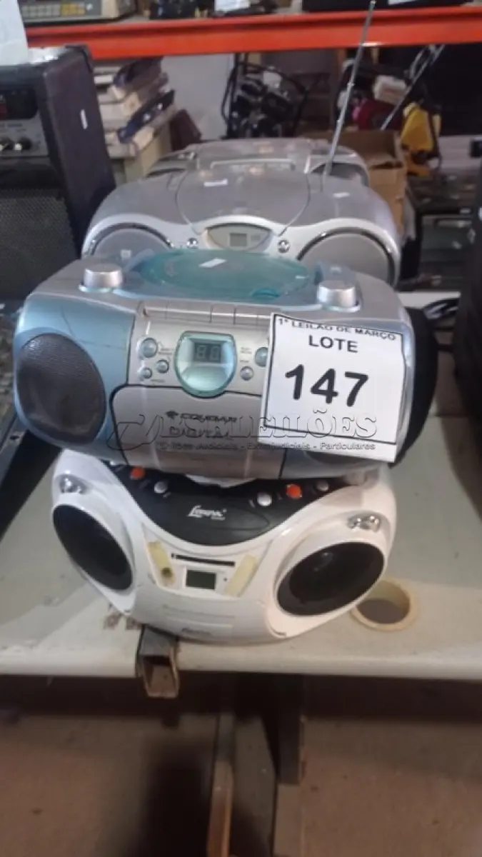 LOTE 147 - 06 APARELHOS DE SOM PORTÁTEIS DE MARCAS E MODELOS DIVERSOS. (NO ESTADO) ATENÇÃO! FAZER A VISITAÇÃO ANTES DE ARREMATAR, NÃO SABEMOS SE FUNCIONA, LEILÃO NÃO TEM GARANTIA E NEM DEVOLUÇÃO, SUJEITO A POSSÍVEIS AVARIAS VISÍVEIS/OCULTAS E/OU AUSÊNCIA DE COMPONENTES.