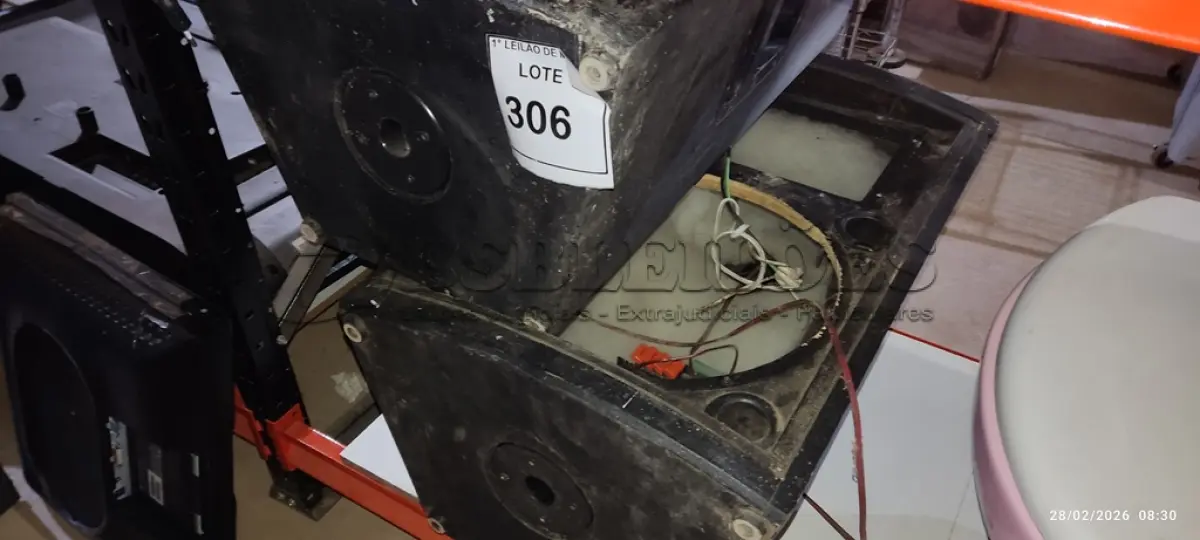 LOTE 306 - 01 CAIXA DE SOM SEM AUTOFALANTE. (NO ESTADO) ATENÇÃO! FAZER A VISITAÇÃO ANTES DE ARREMATAR, NÃO SABEMOS SE FUNCIONA, LEILÃO NÃO TEM GARANTIA E NEM DEVOLUÇÃO, SUJEITO A POSSÍVEIS AVARIAS VISÍVEIS/OCULTAS E/OU AUSÊNCIA DE COMPONENTES.
