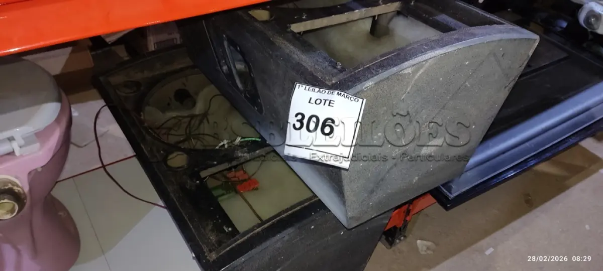 LOTE 306 - 01 CAIXA DE SOM SEM AUTOFALANTE. (NO ESTADO) ATENÇÃO! FAZER A VISITAÇÃO ANTES DE ARREMATAR, NÃO SABEMOS SE FUNCIONA, LEILÃO NÃO TEM GARANTIA E NEM DEVOLUÇÃO, SUJEITO A POSSÍVEIS AVARIAS VISÍVEIS/OCULTAS E/OU AUSÊNCIA DE COMPONENTES.