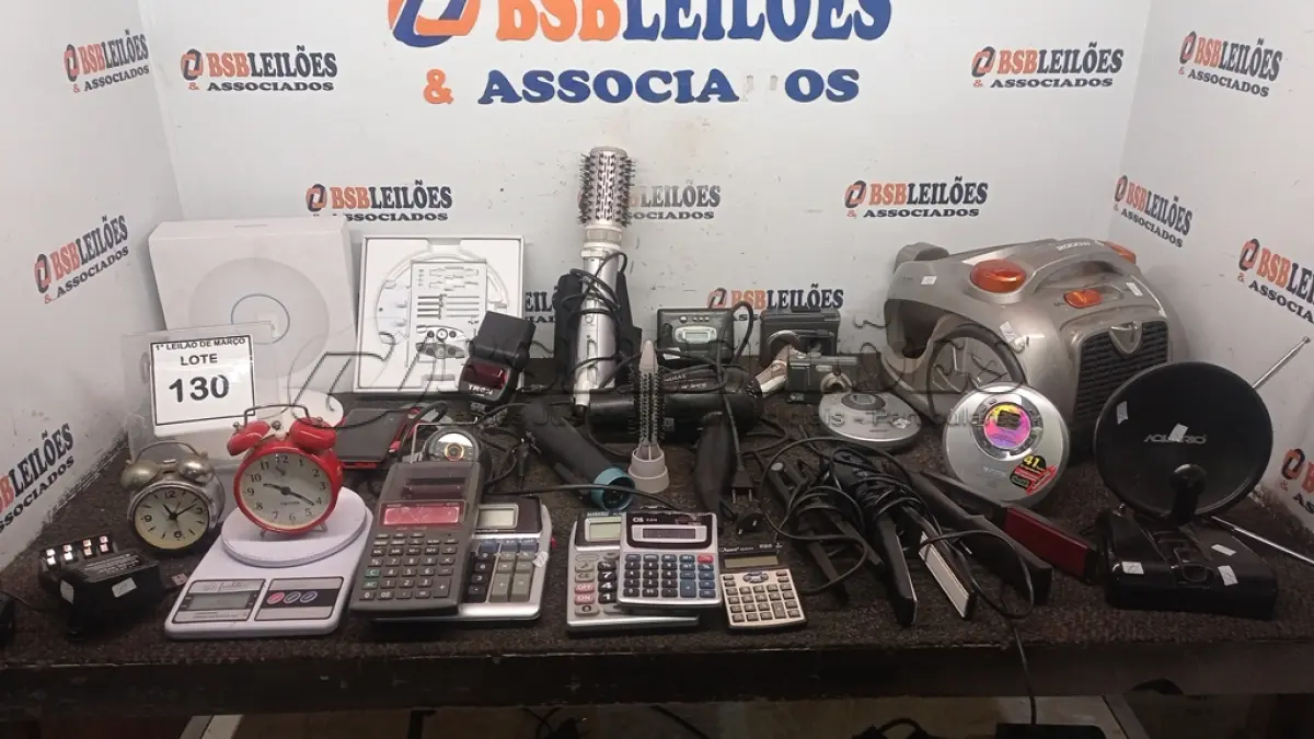 LOTE 130 - 01 CAIXA COM PRANCHAS DE CABELO, ESCOVAS DE CABELO ELÉTRICA, CALCULADORAS, BALANÇA DIGITAL, ROTEADORES E ELETRÔNICOS DIVERSOS. (NO ESTADO) ATENÇÃO! FAZER A VISITAÇÃO ANTES DE ARREMATAR, NÃO SABEMOS SE FUNCIONA, LEILÃO NÃO TEM GARANTIA E NEM DEVOLUÇÃO, SUJEITO A POSSÍVEIS AVARIAS VISÍVEIS/OCULTAS E/OU AUSÊNCIA DE COMPONENTES.