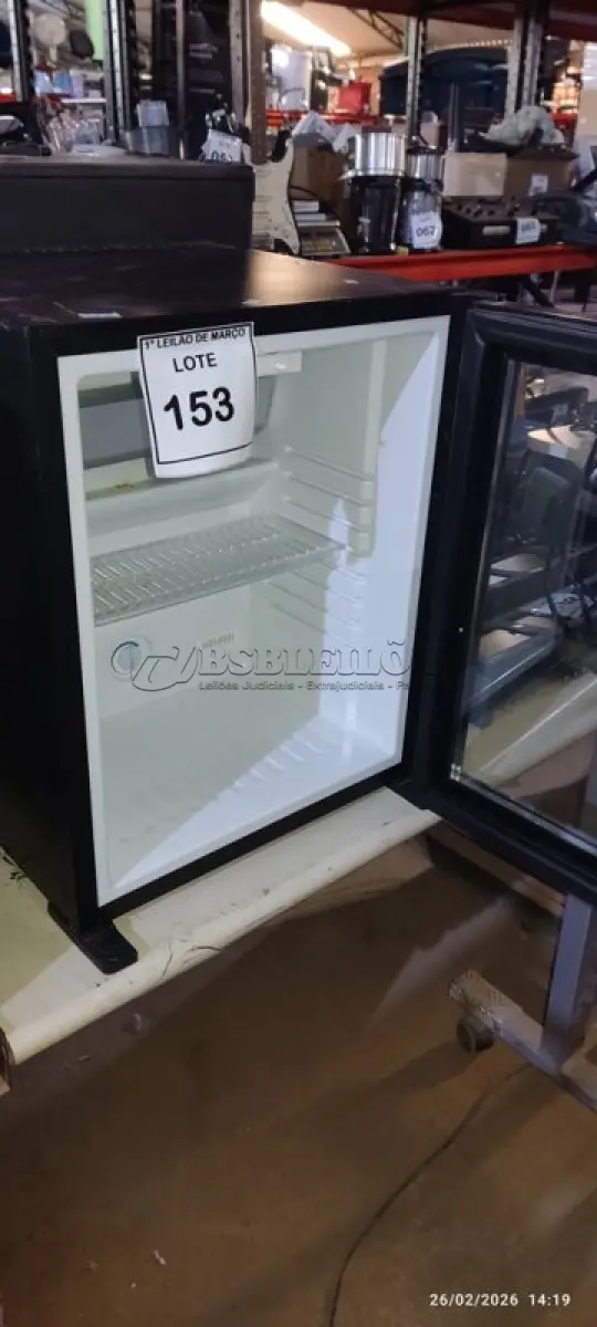 LOTE 153 - 01 FRIGOBAR. (NO ESTADO) ATENÇÃO! FAZER A VISITAÇÃO ANTES DE ARREMATAR, NÃO SABEMOS SE FUNCIONA, LEILÃO NÃO TEM GARANTIA E NEM DEVOLUÇÃO, SUJEITO A POSSÍVEIS AVARIAS VISÍVEIS/OCULTAS E/OU AUSÊNCIA DE COMPONENTES.