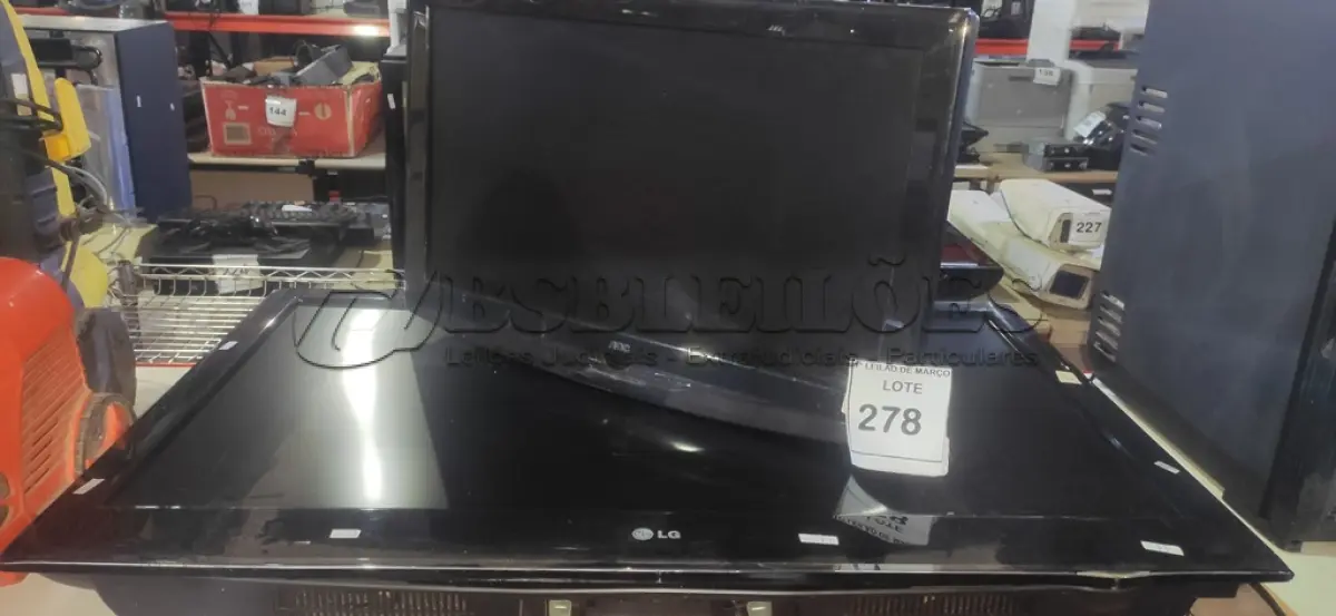 LOTE 278 - 01 TV LCD 26’’ MARCA AOC E 01 TV LCD 42’’ MARCA LG. (NO ESTADO) ATENÇÃO! FAZER A VISITAÇÃO ANTES DE ARREMATAR, NÃO SABEMOS SE FUNCIONA, LEILÃO NÃO TEM GARANTIA E NEM DEVOLUÇÃO, SUJEITO A POSSÍVEIS AVARIAS VISÍVEIS/OCULTAS E/OU AUSÊNCIA DE COMPONENTES.