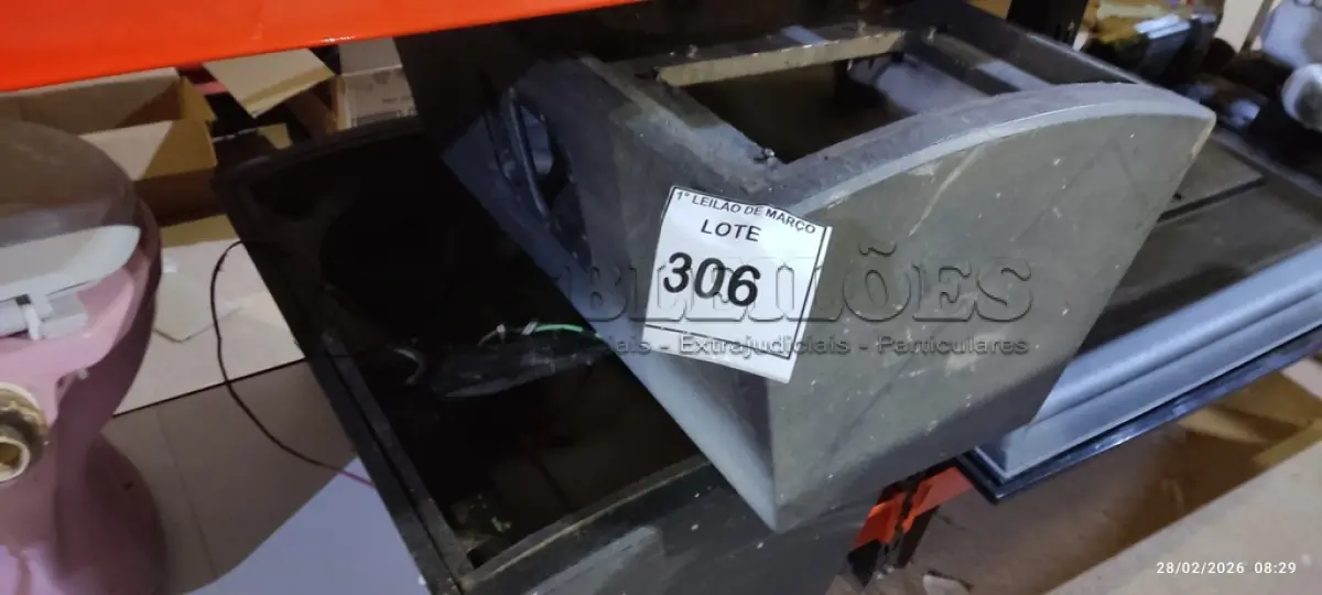 LOTE 306 - 01 CAIXA DE SOM SEM AUTOFALANTE. (NO ESTADO) ATENÇÃO! FAZER A VISITAÇÃO ANTES DE ARREMATAR, NÃO SABEMOS SE FUNCIONA, LEILÃO NÃO TEM GARANTIA E NEM DEVOLUÇÃO, SUJEITO A POSSÍVEIS AVARIAS VISÍVEIS/OCULTAS E/OU AUSÊNCIA DE COMPONENTES.