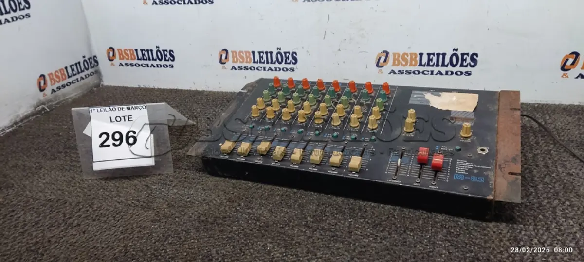 LOTE 296 - 01 MESA DE SOM MARCA VOXMAN. (NO ESTADO) ATENÇÃO! FAZER A VISITAÇÃO ANTES DE ARREMATAR, NÃO SABEMOS SE FUNCIONA, LEILÃO NÃO TEM GARANTIA E NEM DEVOLUÇÃO, SUJEITO A POSSÍVEIS AVARIAS VISÍVEIS/OCULTAS E/OU AUSÊNCIA DE COMPONENTES.