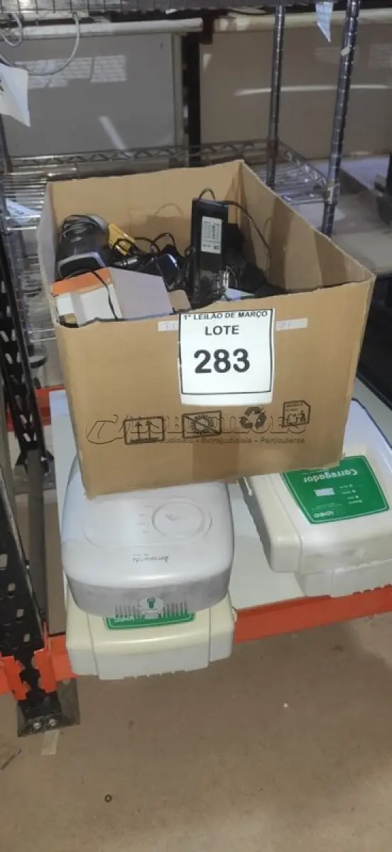 LOTE 283 - 03 CENTRAIS ELÉTRICAS E 05 CARREGADORES ELETRÔNICOS E 01 CAIXA  COM VÁRIOS APARELHOS TELEFÔNICOS, CAIXAS DE SOM PARA PC DE MARCAS E MODELOS DIVERSOS. (NO ESTADO) ATENÇÃO! FAZER A VISITAÇÃO ANTES DE ARREMATAR, NÃO SABEMOS SE FUNCIONA. LEILÃO NÃO TEM GARANTIA E NEM DEVOLUÇÃO, SUJEITO A POSSÍVEIS AVARIAS VISÍVEIS/OCULTAS E/OU AUSÊNCIA DE COMPONENTES.