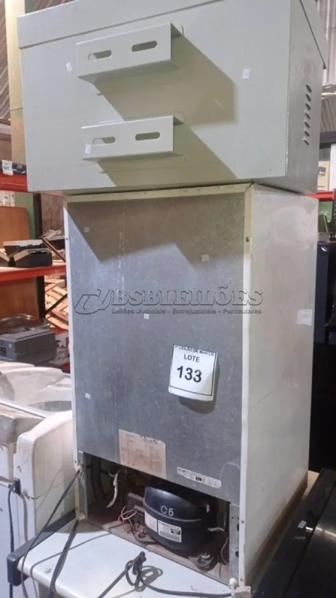 LOTE 133 - 01 FRIGOBAR 220V MARCA CONSUL E 01 CAIXA RACK ORGANIZADORA DE CABOS. (NO ESTADO) ATENÇÃO! FAZER A VISITAÇÃO ANTES DE ARREMATAR, NÃO SABEMOS SE FUNCIONA, LEILÃO NÃO TEM GARANTIA E NEM DEVOLUÇÃO, SUJEITO A POSSÍVEIS AVARIAS VISÍVEIS/OCULTAS E/OU AUSÊNCIA DE COMPONENTES.