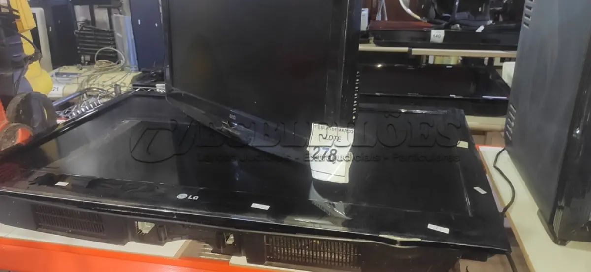 LOTE 278 - 01 TV LCD 26’’ MARCA AOC E 01 TV LCD 42’’ MARCA LG. (NO ESTADO) ATENÇÃO! FAZER A VISITAÇÃO ANTES DE ARREMATAR, NÃO SABEMOS SE FUNCIONA, LEILÃO NÃO TEM GARANTIA E NEM DEVOLUÇÃO, SUJEITO A POSSÍVEIS AVARIAS VISÍVEIS/OCULTAS E/OU AUSÊNCIA DE COMPONENTES.