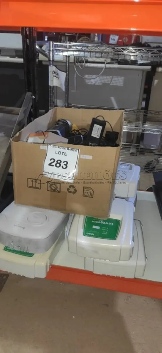 LOTE 283 - 03 CENTRAIS ELÉTRICAS E 05 CARREGADORES ELETRÔNICOS E 01 CAIXA  COM VÁRIOS APARELHOS TELEFÔNICOS, CAIXAS DE SOM PARA PC DE MARCAS E MODELOS DIVERSOS. (NO ESTADO) ATENÇÃO! FAZER A VISITAÇÃO ANTES DE ARREMATAR, NÃO SABEMOS SE FUNCIONA. LEILÃO NÃO TEM GARANTIA E NEM DEVOLUÇÃO, SUJEITO A POSSÍVEIS AVARIAS VISÍVEIS/OCULTAS E/OU AUSÊNCIA DE COMPONENTES.