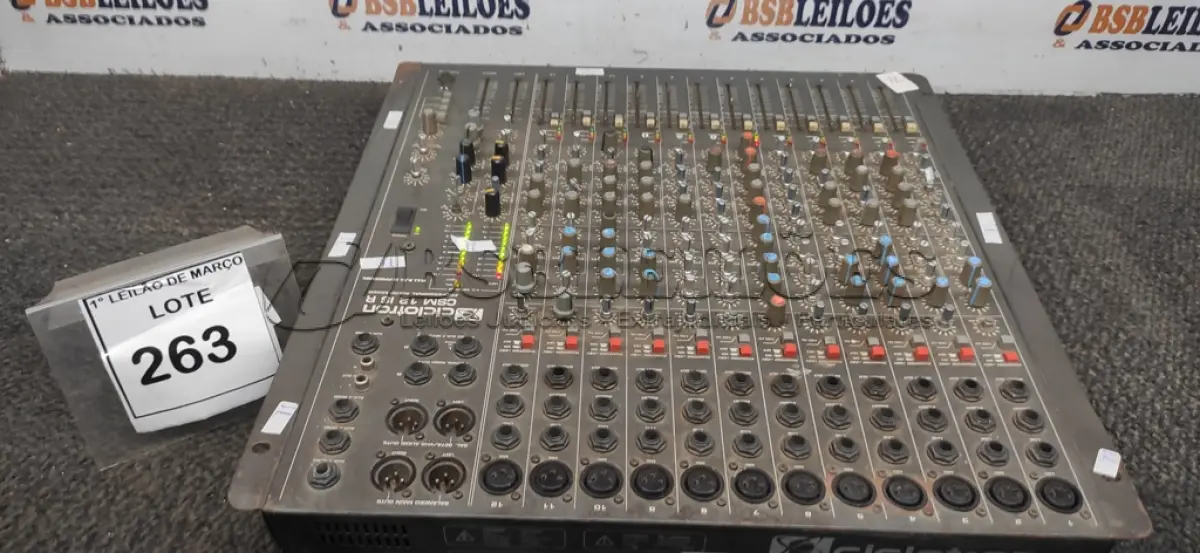 LOTE 263 - 01 MESA DE SOM MODELO CSM 12 IS R MARCA CICLOTRON. (NO ESTADO) ATENÇÃO! FAZER A VISITAÇÃO ANTES DE ARREMATAR, NÃO SABEMOS SE FUNCIONA, LEILÃO NÃO TEM GARANTIA E NEM DEVOLUÇÃO, SUJEITO A POSSÍVEIS AVARIAS VISÍVEIS/OCULTAS E/OU AUSÊNCIA DE COMPONENTES.