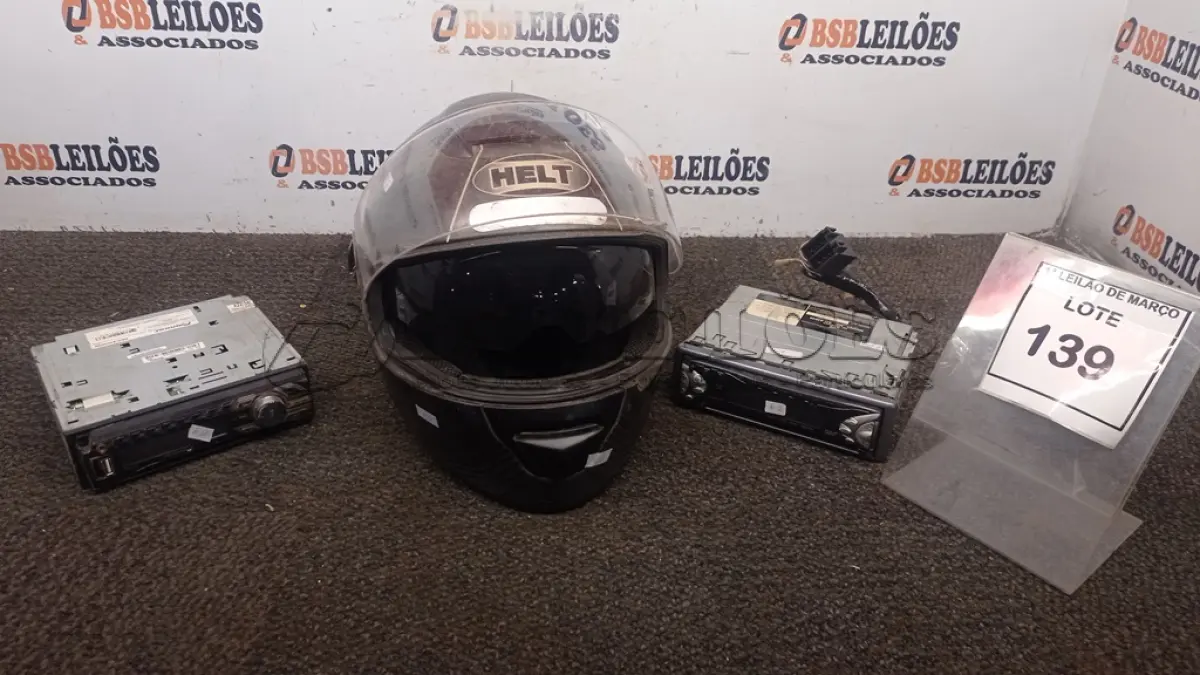 LOTE 139 - 02 APARELHOS DE SOM AUTOMOTIVO MARCAS PIONEER E JVC E 01 CAPACETE NA COR PRETA. (NO ESTADO) ATENÇÃO! FAZER A VISITAÇÃO ANTES DE ARREMATAR, NÃO SABEMOS SE FUNCIONA, LEILÃO NÃO TEM GARANTIA E NEM DEVOLUÇÃO, SUJEITO A POSSÍVEIS AVARIAS VISÍVEIS/OCULTAS E/OU AUSÊNCIA DE COMPONENTES.