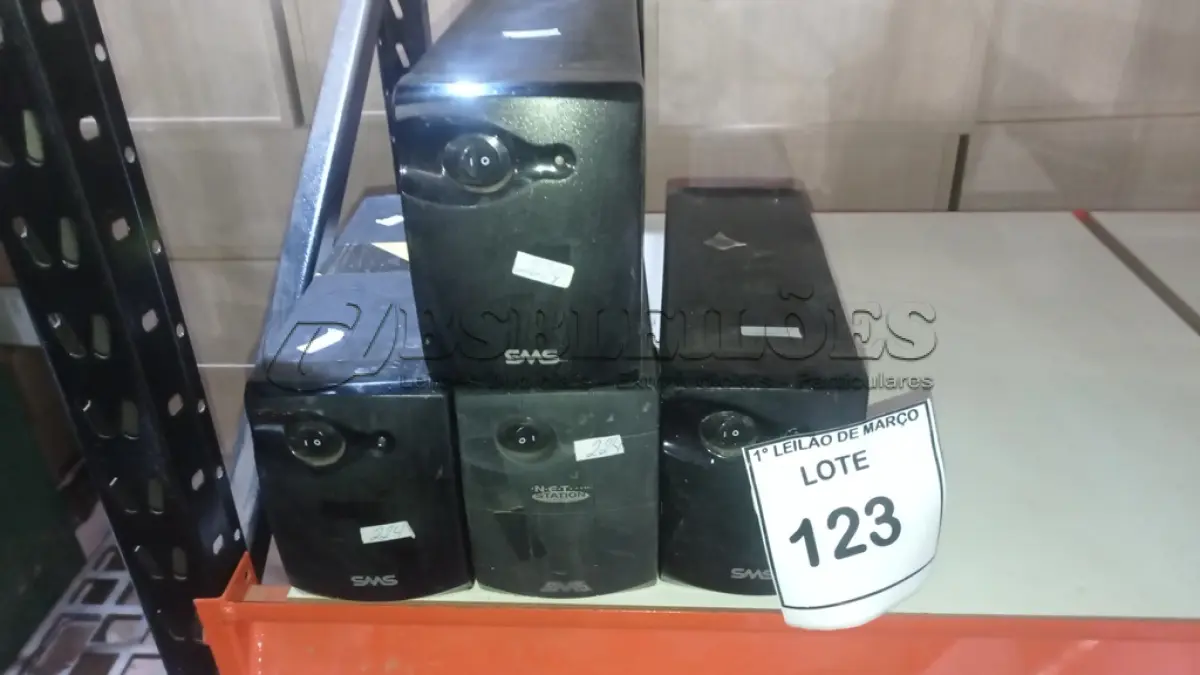 LOTE 123 - 04 NOBREAKS DE 600VA MARCA SMS. (NO ESTADO) ATENÇÃO! FAZER A VISITAÇÃO ANTES DE ARREMATAR, NÃO SABEMOS SE FUNCIONA, LEILÃO NÃO TEM GARANTIA E NEM DEVOLUÇÃO, SUJEITO A POSSÍVEIS AVARIAS VISÍVEIS/OCULTAS E/OU AUSÊNCIA DE COMPONENTES.