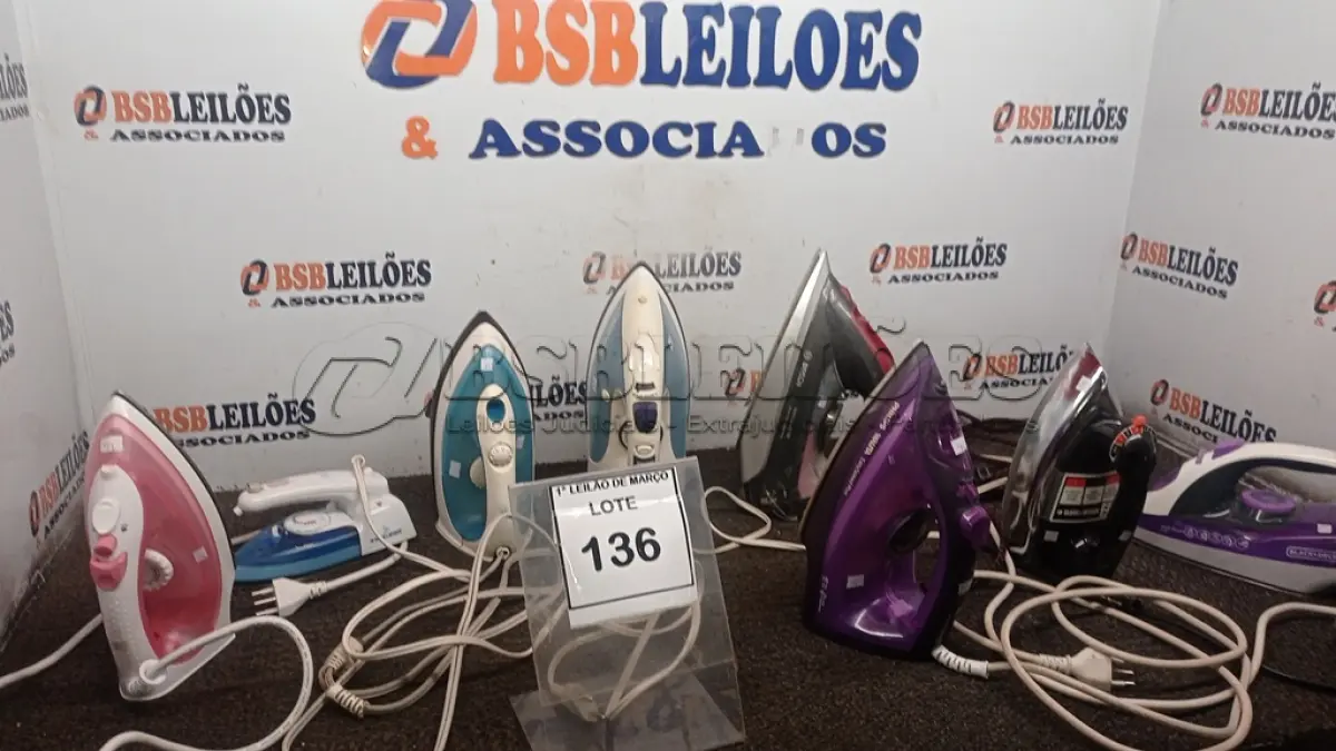 LOTE 136 - 08 FERROS DE PASSAR DE MARCAS E MODELO DIVERSOS. (NO ESTADO) ATENÇÃO! FAZER A VISITAÇÃO ANTES DE ARREMATAR, NÃO SABEMOS SE FUNCIONA, LEILÃO NÃO TEM GARANTIA E NEM DEVOLUÇÃO, SUJEITO A POSSÍVEIS AVARIAS VISÍVEIS/OCULTAS E/OU AUSÊNCIA DE COMPONENTES.