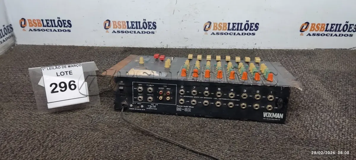 LOTE 296 - 01 MESA DE SOM MARCA VOXMAN. (NO ESTADO) ATENÇÃO! FAZER A VISITAÇÃO ANTES DE ARREMATAR, NÃO SABEMOS SE FUNCIONA, LEILÃO NÃO TEM GARANTIA E NEM DEVOLUÇÃO, SUJEITO A POSSÍVEIS AVARIAS VISÍVEIS/OCULTAS E/OU AUSÊNCIA DE COMPONENTES.