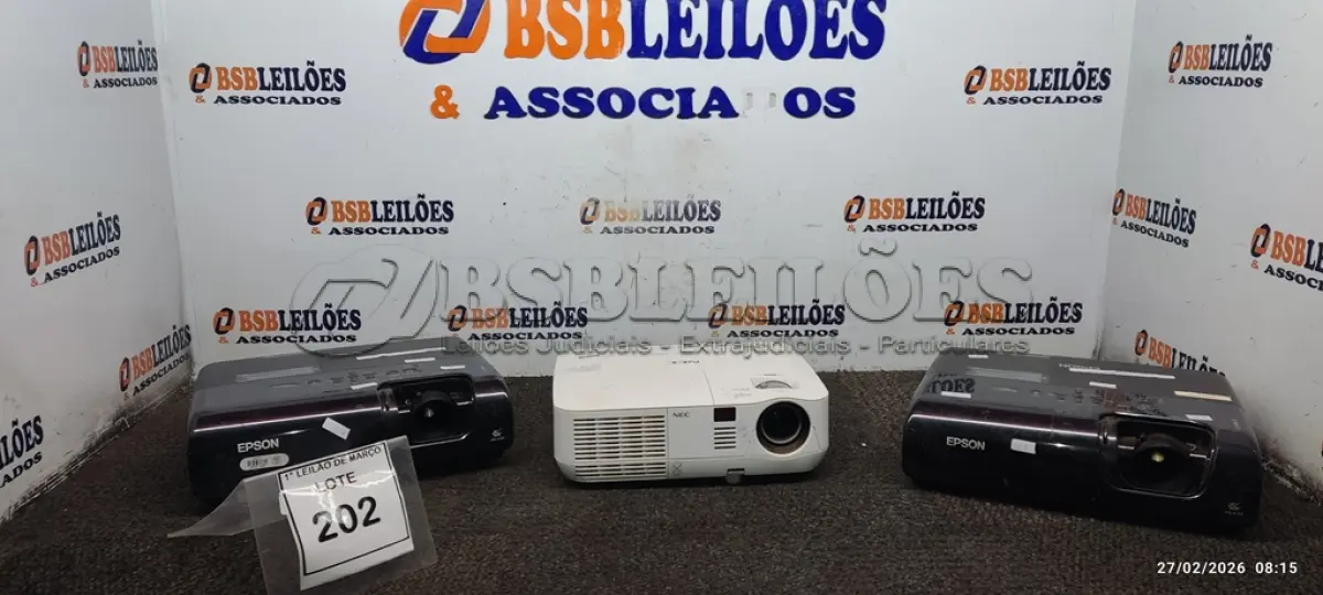 LOTE 202 - 02 PROJETORES MARCAS EPSON E 01 PROJETOR MARCA NEC. (NO ESTADO) ATENÇÃO! FAZER A VISITAÇÃO ANTES DE ARREMATAR, NÃO SABEMOS SE FUNCIONA, LEILÃO NÃO TEM GARANTIA E NEM DEVOLUÇÃO, SUJEITO A POSSÍVEIS AVARIAS VISÍVEIS/OCULTAS E/OU AUSÊNCIA DE COMPONENTES.