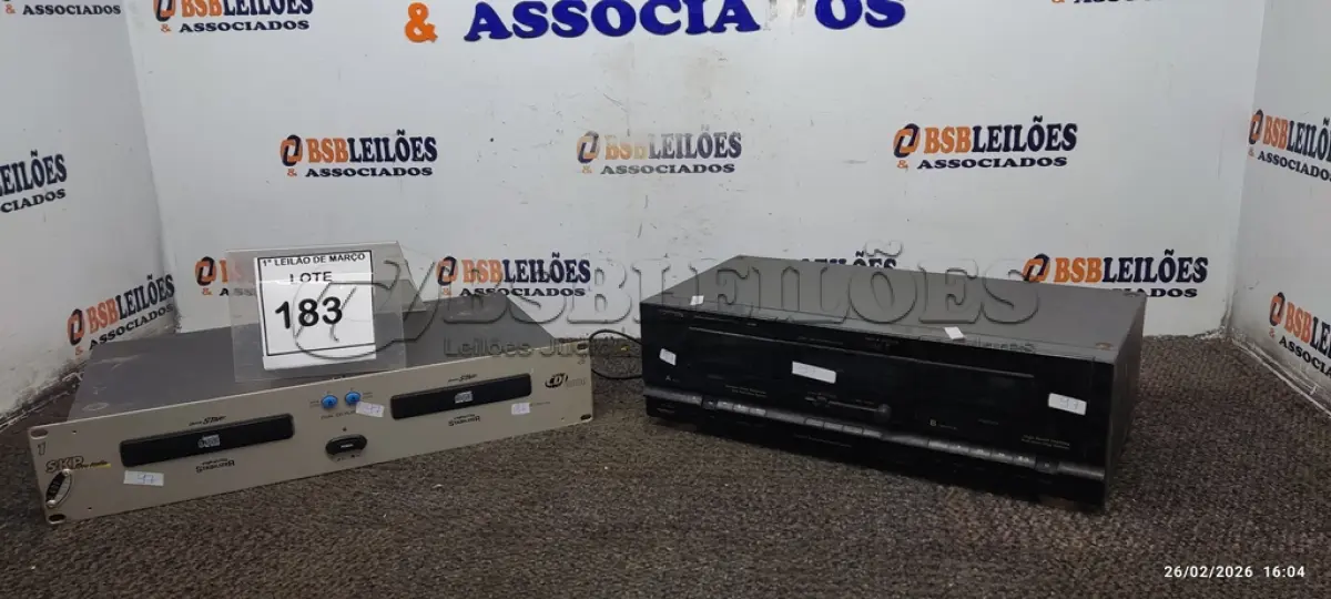 LOTE 183 - 01 LEITOR DE CD DUPLO MODELO SKP CDJ-6000 E 01 STEREO DOUBLE DECK MARCA FOTEX. (NO ESTADO) ATENÇÃO! FAZER A VISITAÇÃO ANTES DE ARREMATAR, NÃO SABEMOS SE FUNCIONA, LEILÃO NÃO TEM GARANTIA E NEM DEVOLUÇÃO, SUJEITO A POSSÍVEIS AVARIAS VISÍVEIS/OCULTAS E/OU AUSÊNCIA DE COMPONENTES.