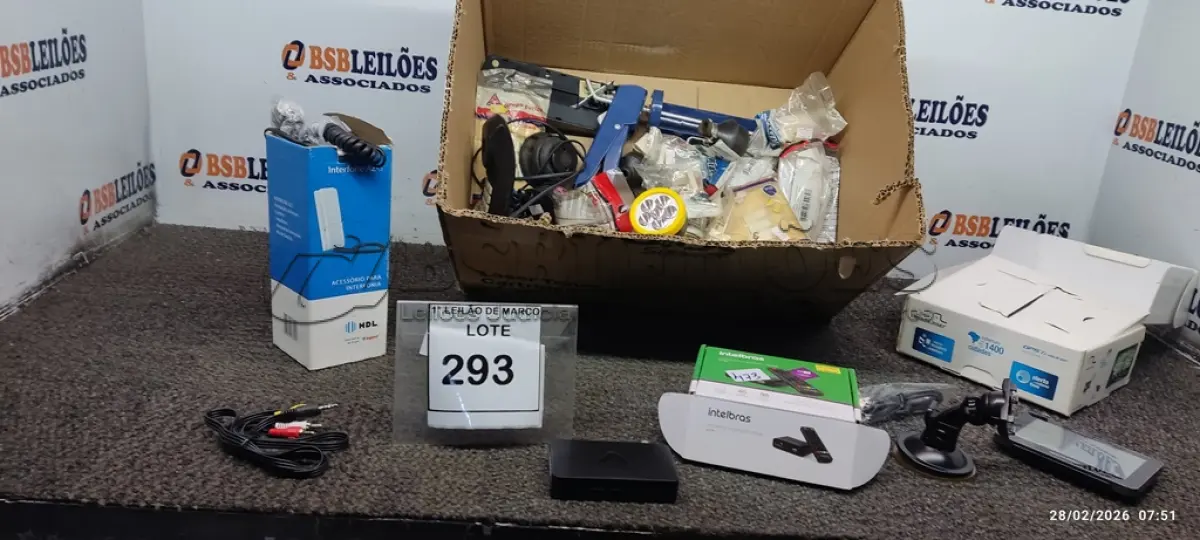LOTE 293 - 02 INTERFONES, 01 CONVERSOR E GRAVADOR DIGITAL, 01 GPS MARCA MULTILASER E  VÁRIAS TOMADAS E INTERRUPTORES DE MARCAS E MODELOS DIVERSOS. (NO ESTADO) ATENÇÃO! FAZER A VISITAÇÃO ANTES DE ARREMATAR, NÃO SABEMOS SE FUNCIONA, LEILÃO NÃO TEM GARANTIA E NEM DEVOLUÇÃO, SUJEITO A POSSÍVEIS AVARIAS VISÍVEIS/OCULTAS E/OU AUSÊNCIA DE COMPONENTES.