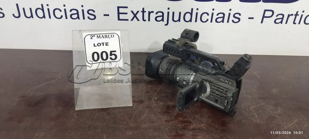 LOTE 005 - 01 FILMADORA MODELO DSR-PD150 MARCA SONY. (NO ESTADO) ATENÇÃO! FAZER A VISITAÇÃO ANTES DE ARREMATAR, NÃO SABEMOS SE FUNCIONA, LEILÃO NÃO TEM GARANTIA E NEM DEVOLUÇÃO, SUJEITO A POSSÍVEIS AVARIAS VISÍVEIS/OCULTAS E/OU AUSÊNCIA DE COMPONENTES.