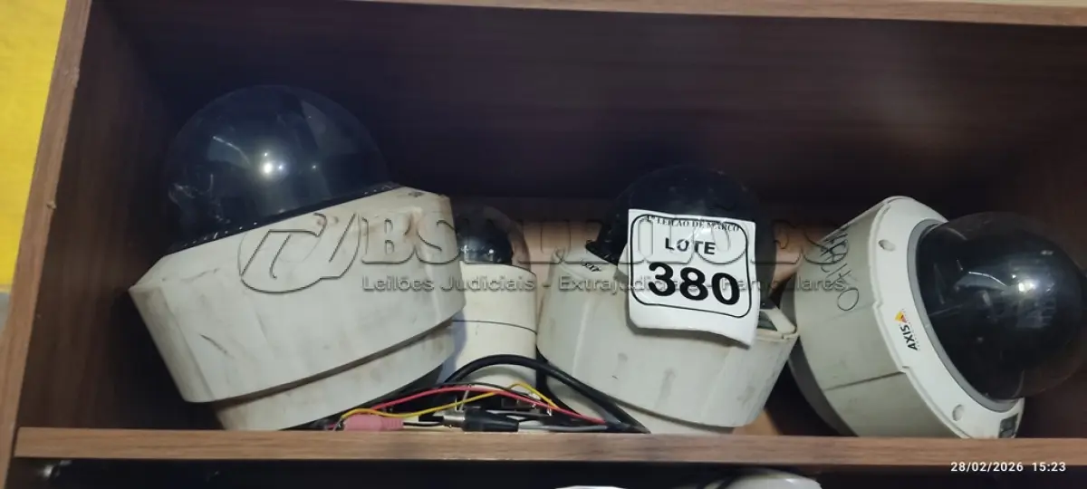 LOTE 380 - 04 CÂMERAS TIPO DOME MARCA AXIS. (NO ESTADO) ATENÇÃO! FAZER A VISITAÇÃO ANTES DE ARREMATAR, NÃO SABEMOS SE FUNCIONA, LEILÃO NÃO TEM GARANTIA E NEM DEVOLUÇÃO, SUJEITO A POSSÍVEIS AVARIAS VISÍVEIS/OCULTAS E/OU AUSÊNCIA DE COMPONENTES.
