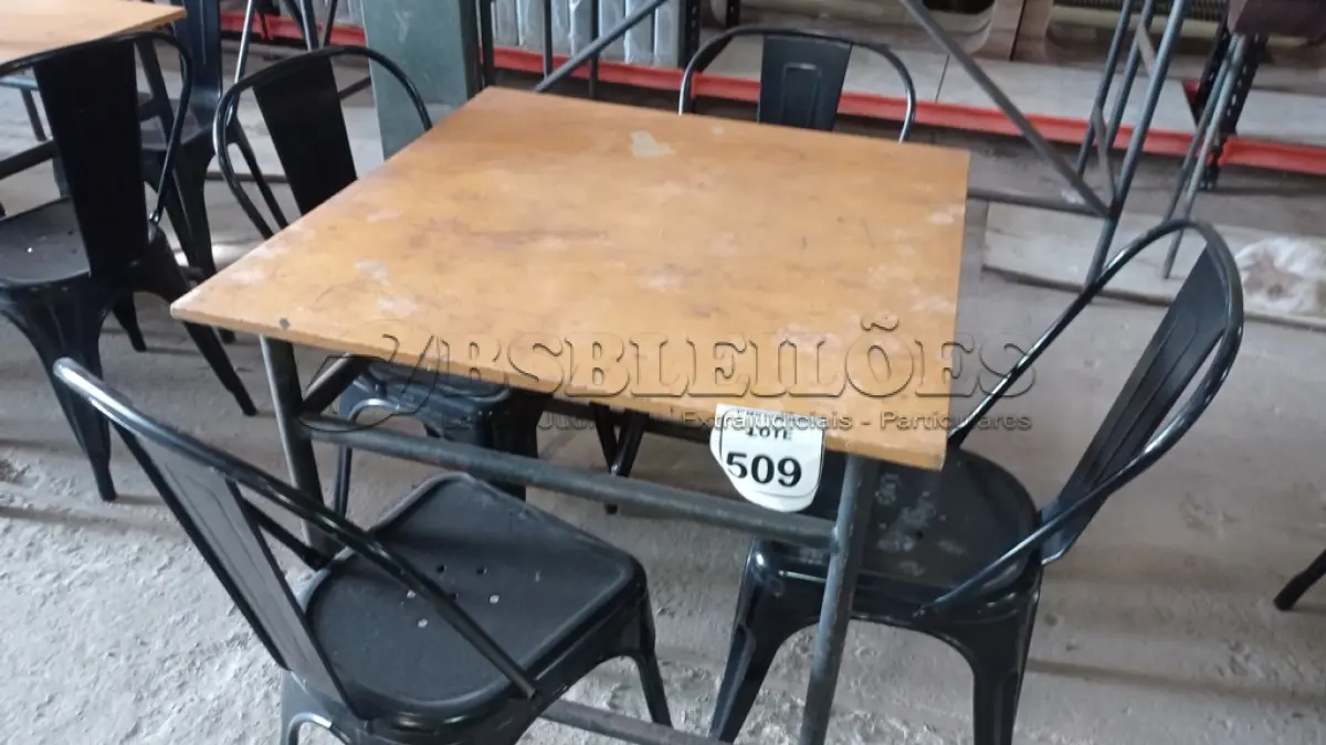 LOTE 509 - 01 MESA DE FERRO COM TAMPO EM MADEIRA E 04 CADEIRAS DE FERRO. (NO ESTADO) ATENÇÃO! FAZER A VISITAÇÃO ANTES DE ARREMATAR, NÃO SABEMOS SE FUNCIONA, LEILÃO NÃO TEM GARANTIA E NEM DEVOLUÇÃO, SUJEITO A POSSÍVEIS AVARIAS VISÍVEIS/OCULTAS E/OU AUSÊNCIA DE COMPONENTES.