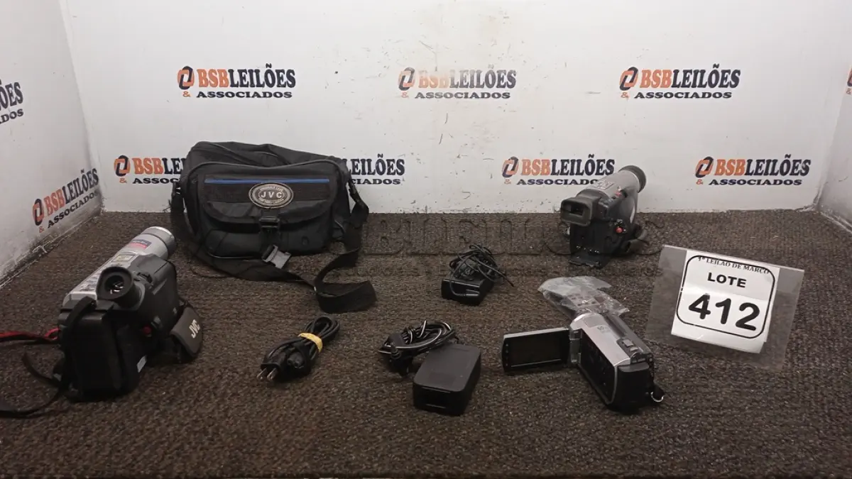 LOTE 412 - 03 FILMADORAS MARCAS JVC, PANASONIC E SONY. (NO ESTADO) ATENÇÃO! FAZER A VISITAÇÃO ANTES DE ARREMATAR, NÃO SABEMOS SE FUNCIONA, LEILÃO NÃO TEM GARANTIA E NEM DEVOLUÇÃO, SUJEITO A POSSÍVEIS AVARIAS VISÍVEIS/OCULTAS E/OU AUSÊNCIA DE COMPONENTES.