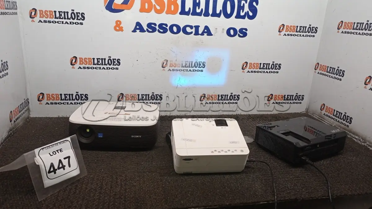 LOTE 447 - 03 PROJETORES DE MARCAS E MODELOS DIVERSOS. (NO ESTADO) ATENÇÃO! FAZER A VISITAÇÃO ANTES DE ARREMATAR, NÃO SABEMOS SE FUNCIONA, LEILÃO NÃO TEM GARANTIA E NEM DEVOLUÇÃO, SUJEITO A POSSÍVEIS AVARIAS VISÍVEIS/OCULTAS E/OU AUSÊNCIA DE COMPONENTES.
